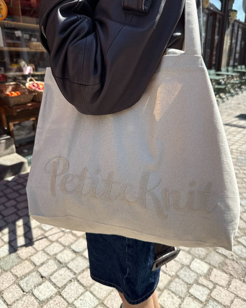 Signature Shopper i canvas med broderet PetiteKnit-logo