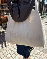 Signature Shopper i canvas med broderet PetiteKnit-logo