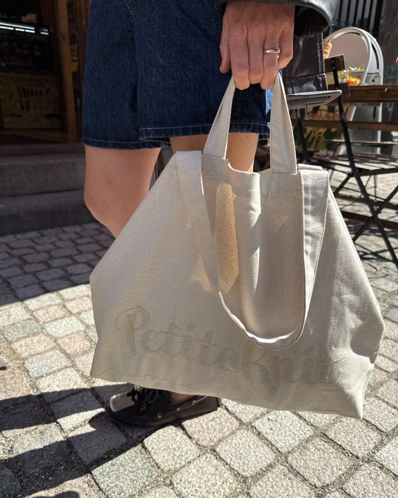 Signature Shopper i canvas med broderet PetiteKnit-logo