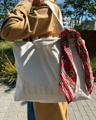 Kvinde med Signature Shopper i canvas