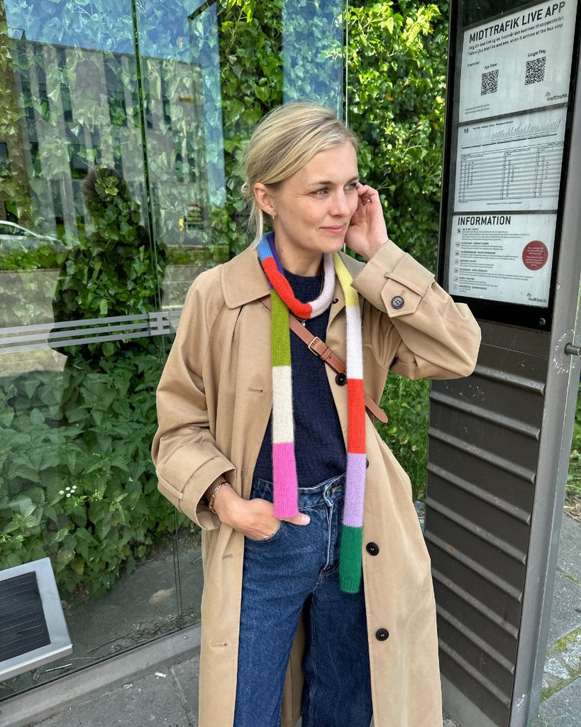 Kvinde iført multifarvet Sister Scarf