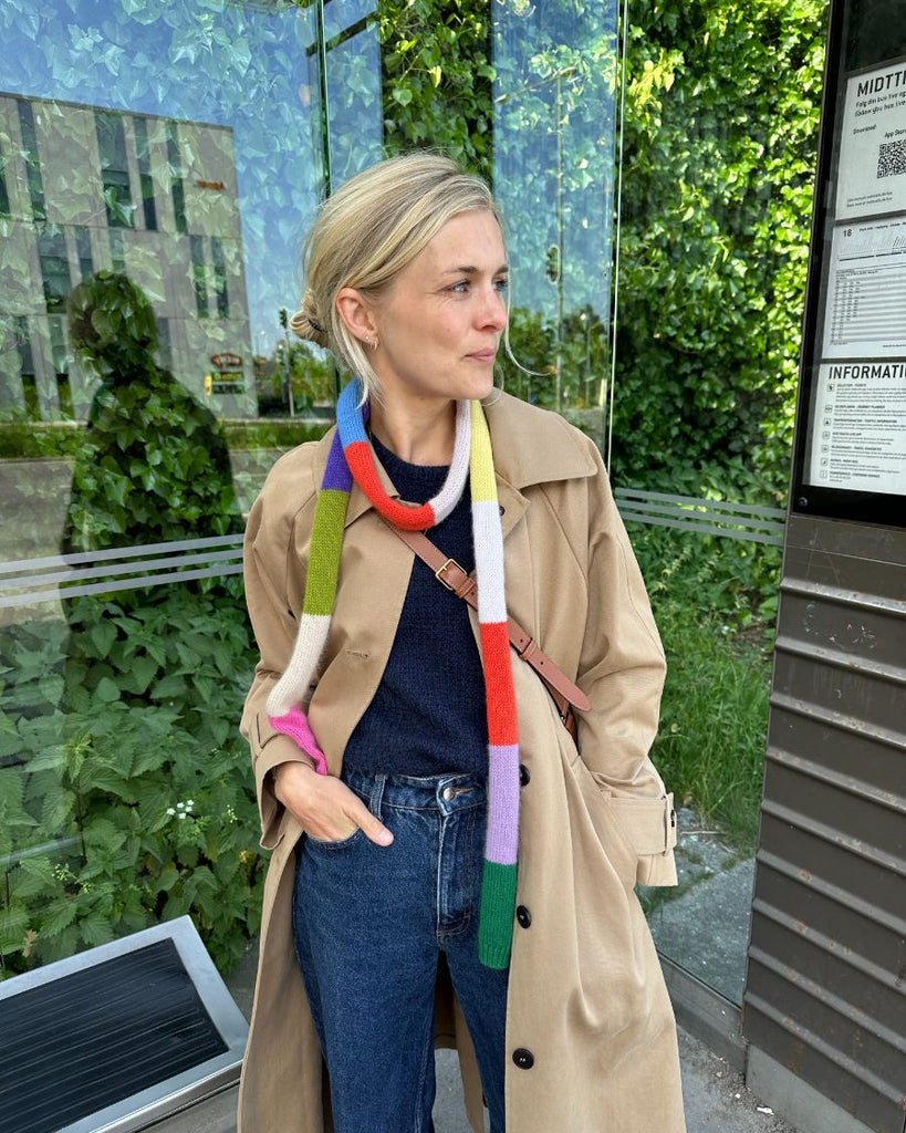 Kvinde iført multifarvet Sister Scarf