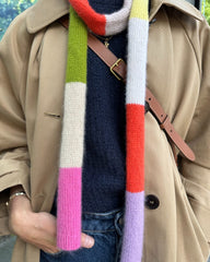 Kvinde iført multifarvet Sister Scarf