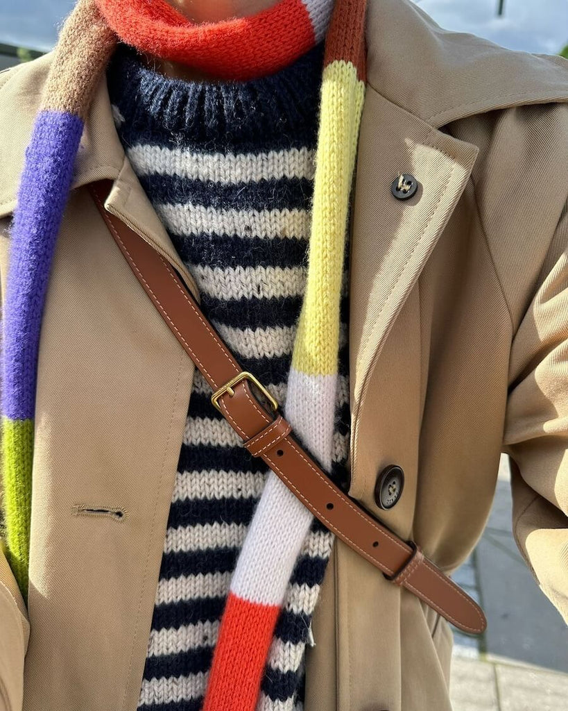 Kvinde iført multifarvet Sister Scarf