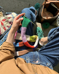 Kvinde strikker multifarvet Sister Scarf