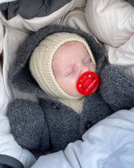 Baby iført mørkegrå Selmas Sovedragt