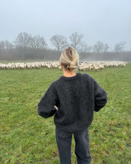 Kvinde iført koksgrå Sonja Sweater set fra ryggen