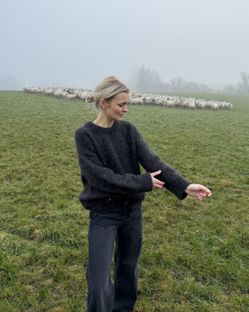 Kvinde iført koksgrå Sonja Sweater