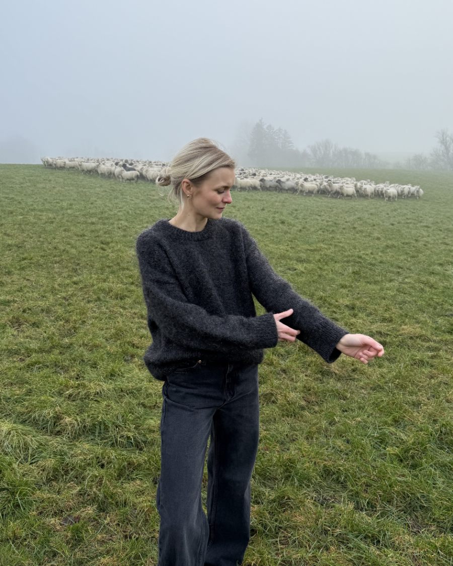 Kvinde iført koksgrå Sonja Sweater