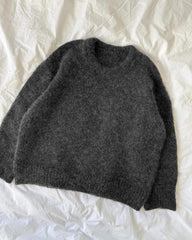 Liggebillede af mørkegrå Sonja Sweater