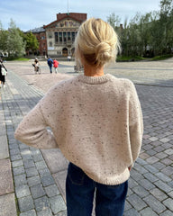 Kvinde iført hvidnistret Sonja Sweater et fra ryggen