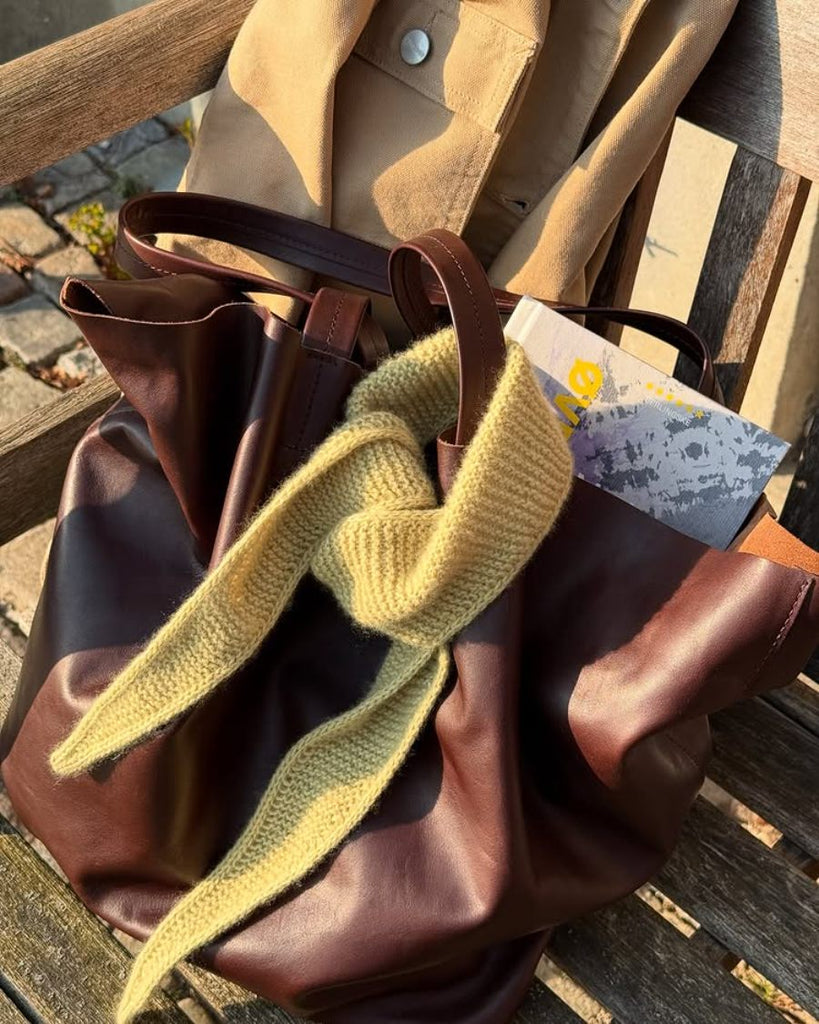 Gult Sophie Scarf bundet på grun taske