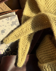 Detaljebillede af gult Sophie Scarf