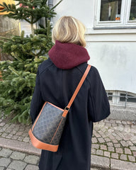 Kvinde iført bordeaux Sophie Hood set bagfra