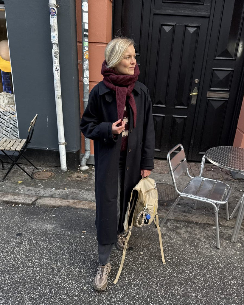 Kvinde iført bordeaux Sophie Hood