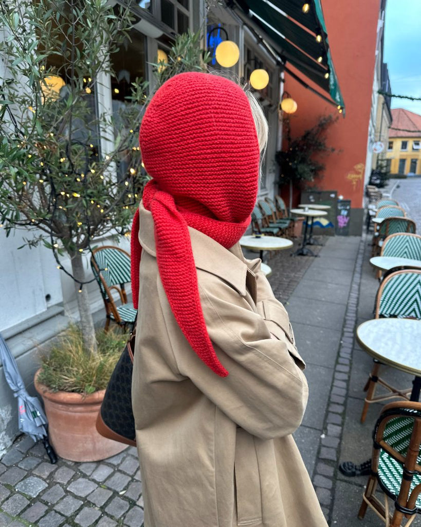 Kvinde iført rød Sophie Hood