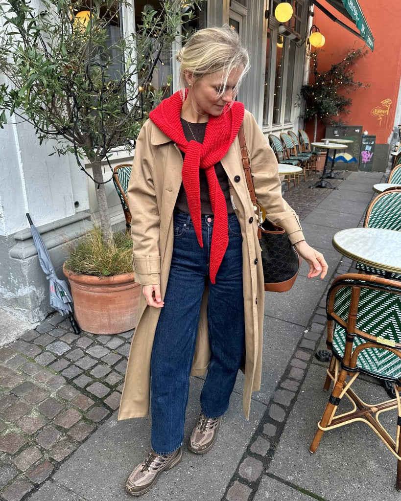 Kvinde iført rød Sophie Hood