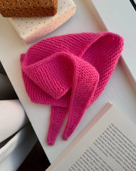 Liggebillede af pink Sophie Scarf