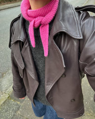 Kvinde med pink Sophie Scarf