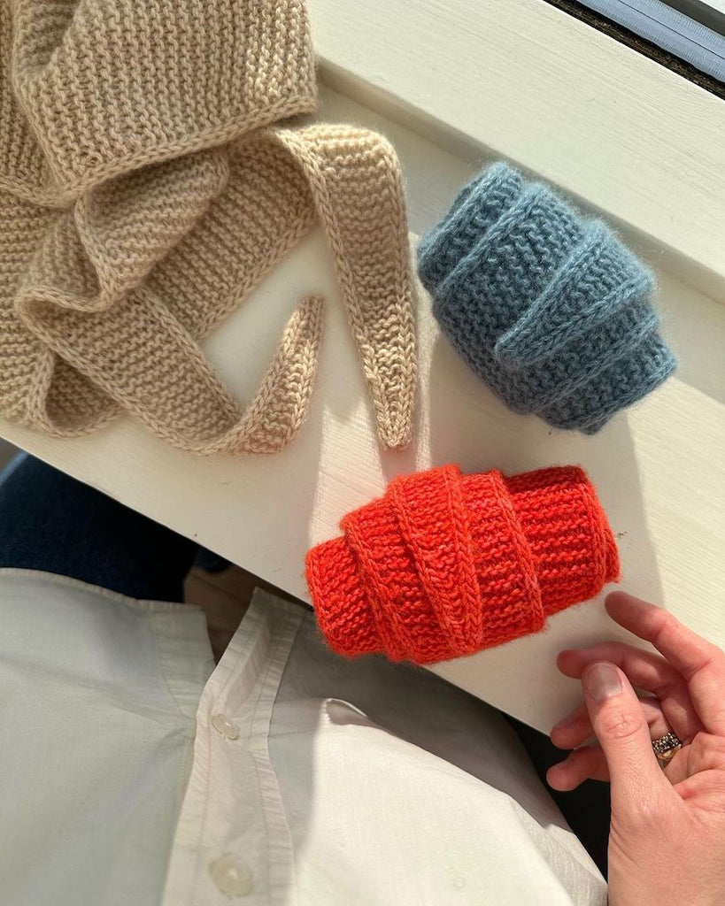 Tre Sophie Scarfs i assorterede farver i vindueskarm