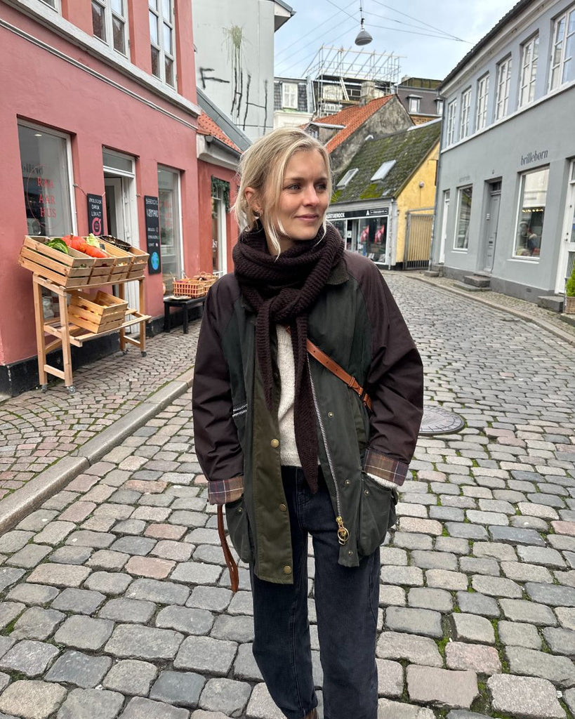 Kvinde iført brunt Sophie Shawl