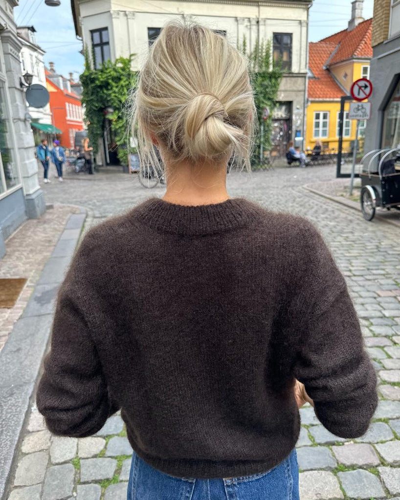 Kvinde iført brun Stockholm Sweater set fra ryggen