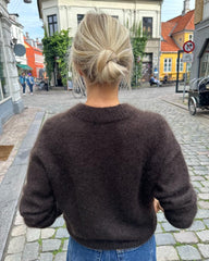 Kvinde iført brun Stockholm Sweater set fra ryggen
