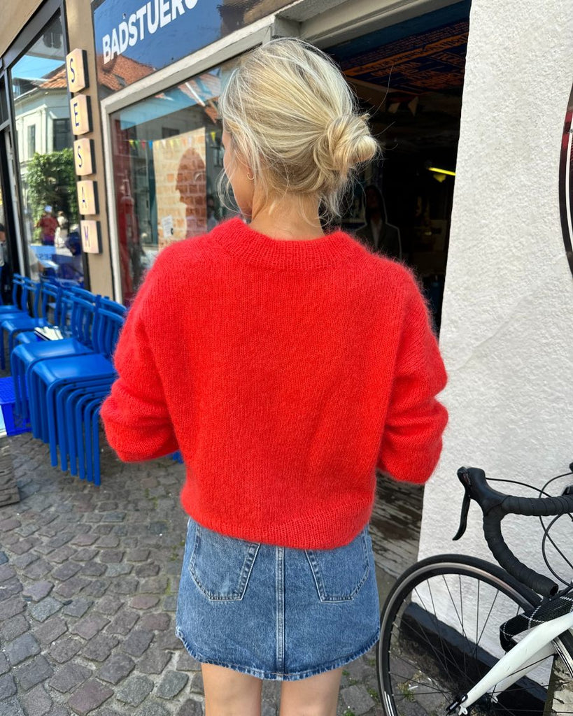 Kvinde iført rød Stockholm Sweater V-neck set bagfra