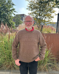 Mand iført brun Storm Sweater Man