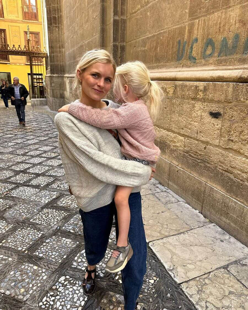 Kvinde iført lysegrå Storm Sweater