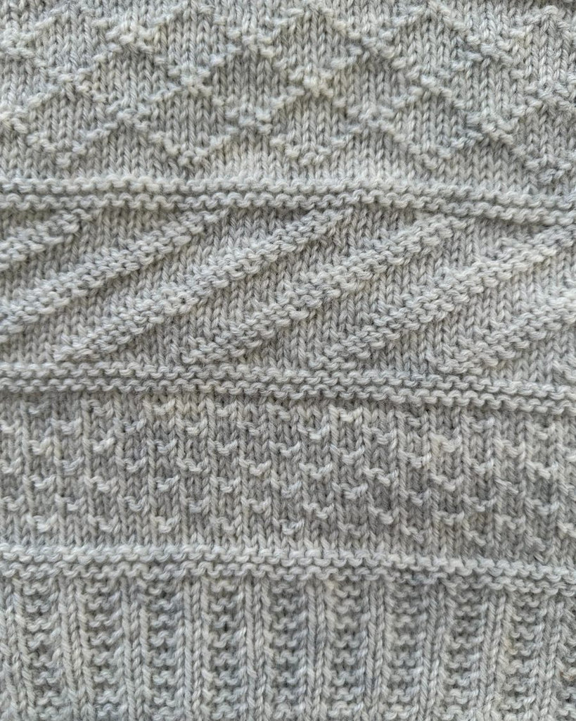 Closeup af strukturen på lysegrå Storm Slipover Junior