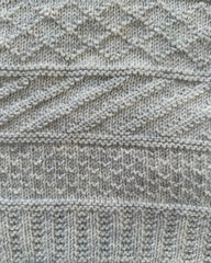 Closeup af strukturen på lysegrå Storm Slipover Junior