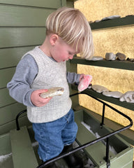 Dreng iført lysegrå Storm Slipover Junior