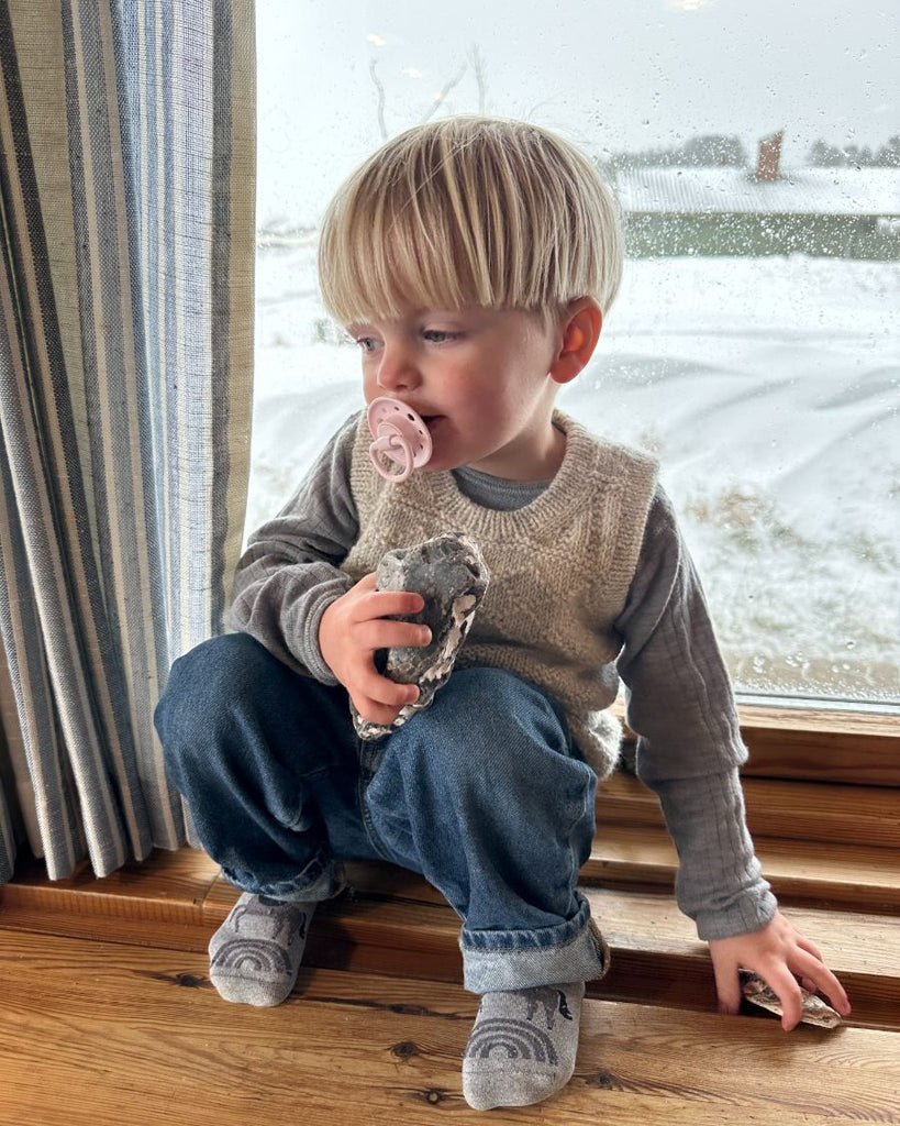 Dreng iført lysegrå Storm Slipover Junior