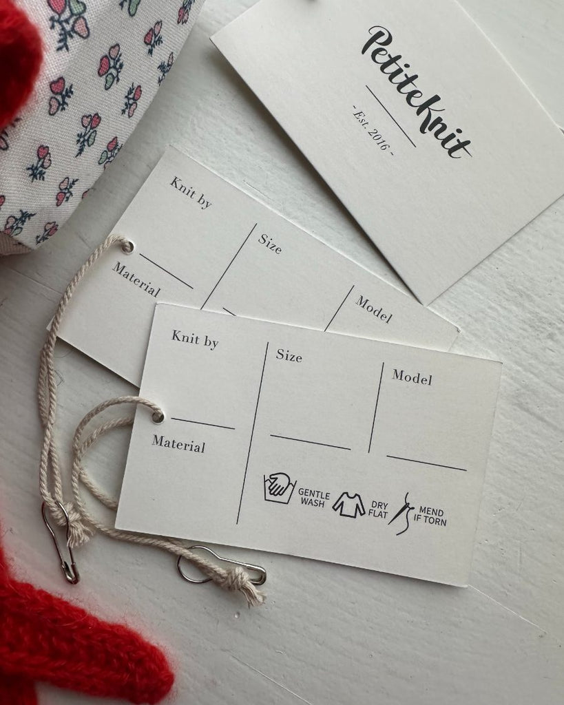 Petiteknit strikkemærker med snor og sikkerhedsnål