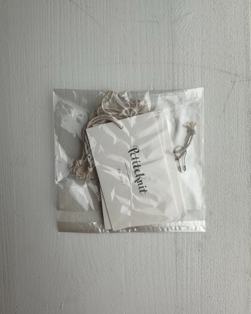 5 strikkemærker med snor og sikkerhedsnål i naturflex pose