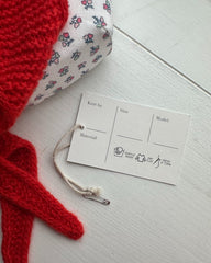 Petiteknit strikkemærke  ved siden af sophie scarf