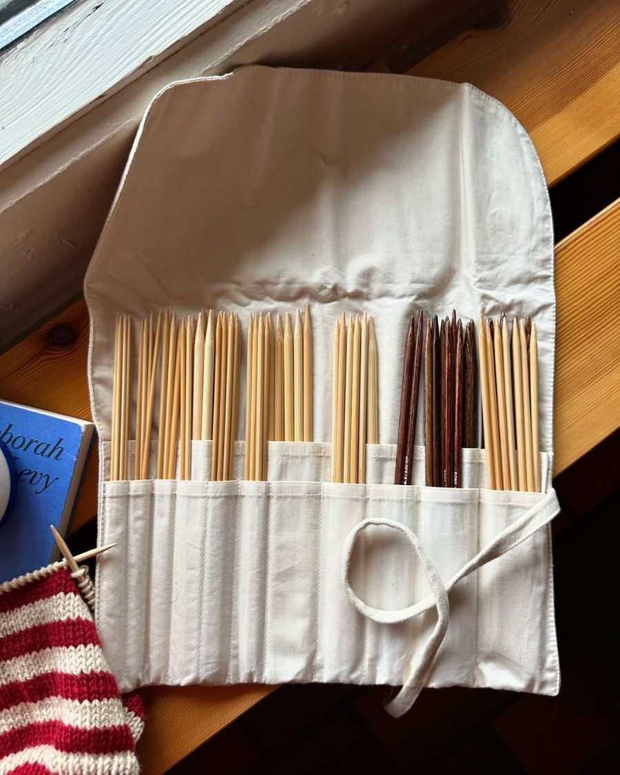 Knitter's Needle Case med strømpepinde åbent