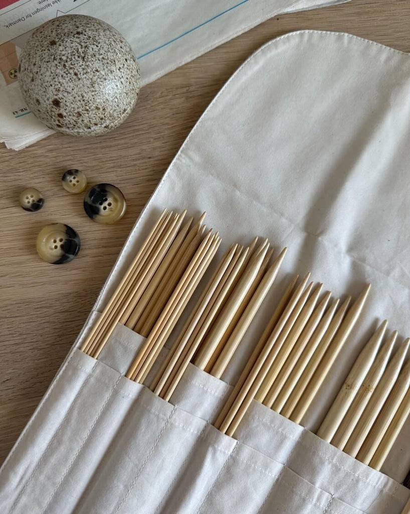 Nærbillede af pindeetui til strømpinde på bord