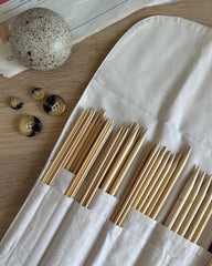 Nærbillede af pindeetui til strømpinde på bord