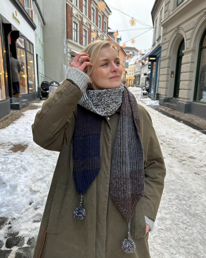 Kvinde iført brunt og lyseblåt Structure Scarf