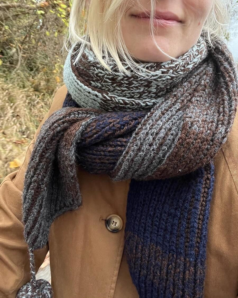 Kvinde iført brunt og lyseblåt Structure Scarf