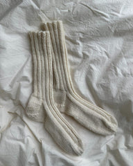 Hvide Sunday Socks Junior på hvid dyne