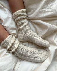 Closeup af fødder med et par hvide Sunday Socks Junior