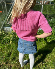 Pige iført pink Sunday Tee Junior set bagfra