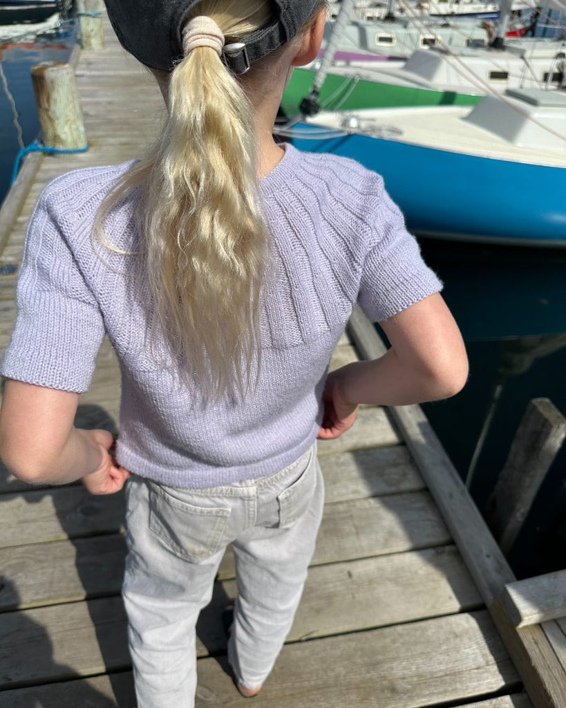 Pige iført lilla Sunday Tee Junior set bagfra