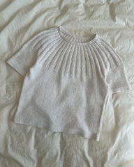 Liggebillede af hvid Sunday Tee