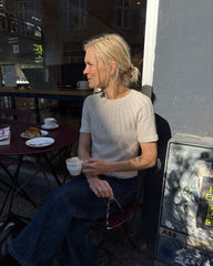 Kvinde med hvid Sunday Tee