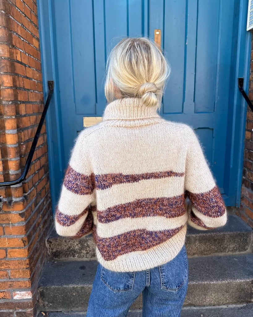 Kvinde iført Sycamore Sweater set bagfra