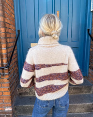 Kvinde iført Sycamore Sweater set bagfra
